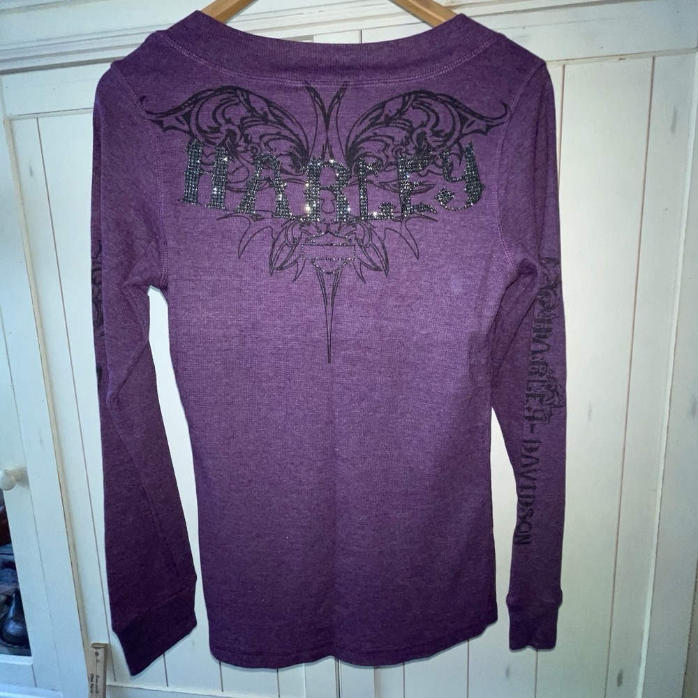 Women's Y2K Harley Davidson Ribbed V Neck Purple Angel Wing Logo Rhinestone M